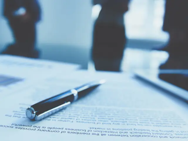 Nærbilde av en pen liggende på en kontrakt