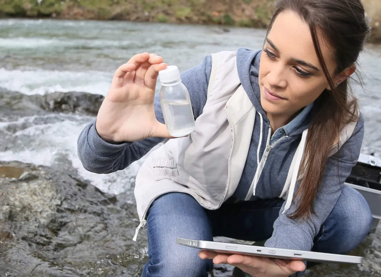 ung kvinne med en liten flaske med blank værske