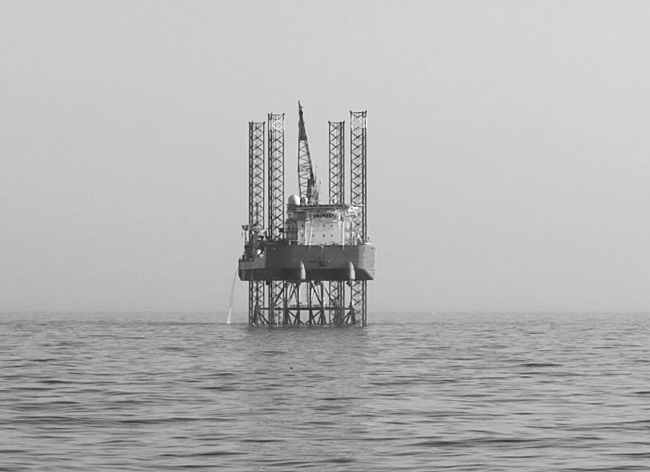 Gammel foto av et oljeplatform på havet