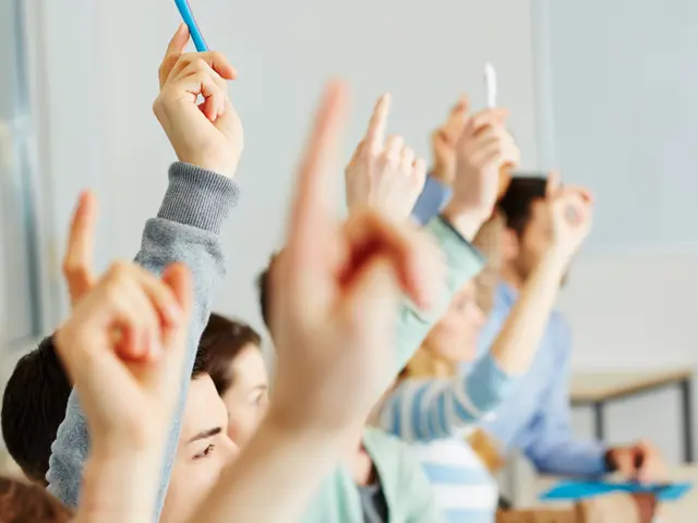Elever som rekker opp hånden