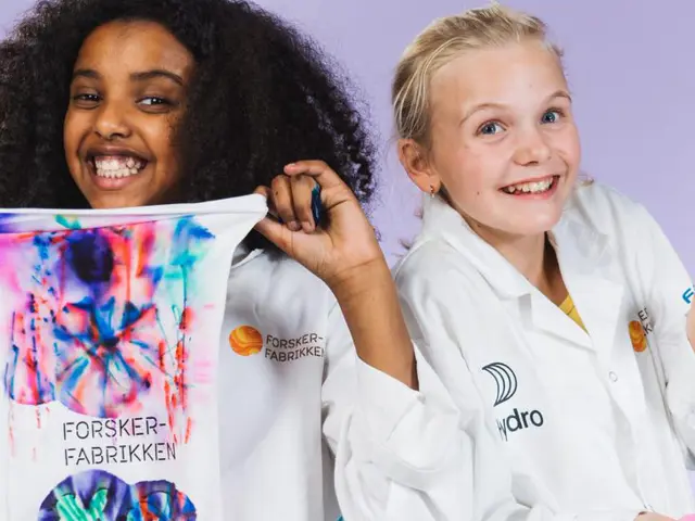 To barn med lab-utstyr smiler til kamera