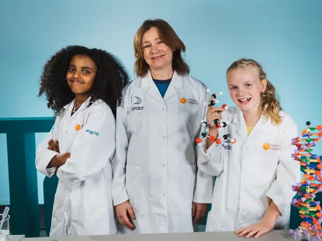 kjemisk verksted med lærer og to barn