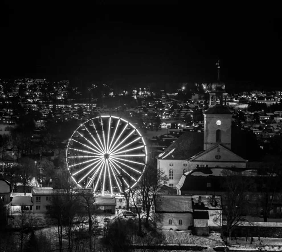 Pariserhjul midt i Kongsberg på natten 