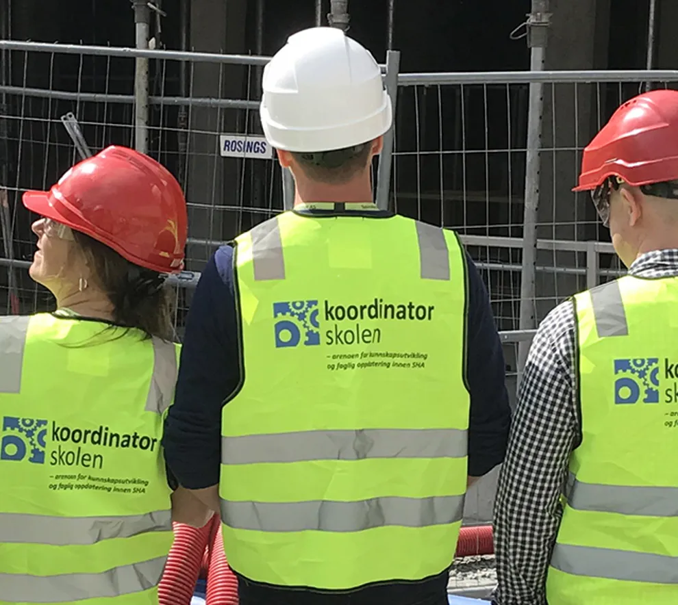 Tre personer på byggeplass