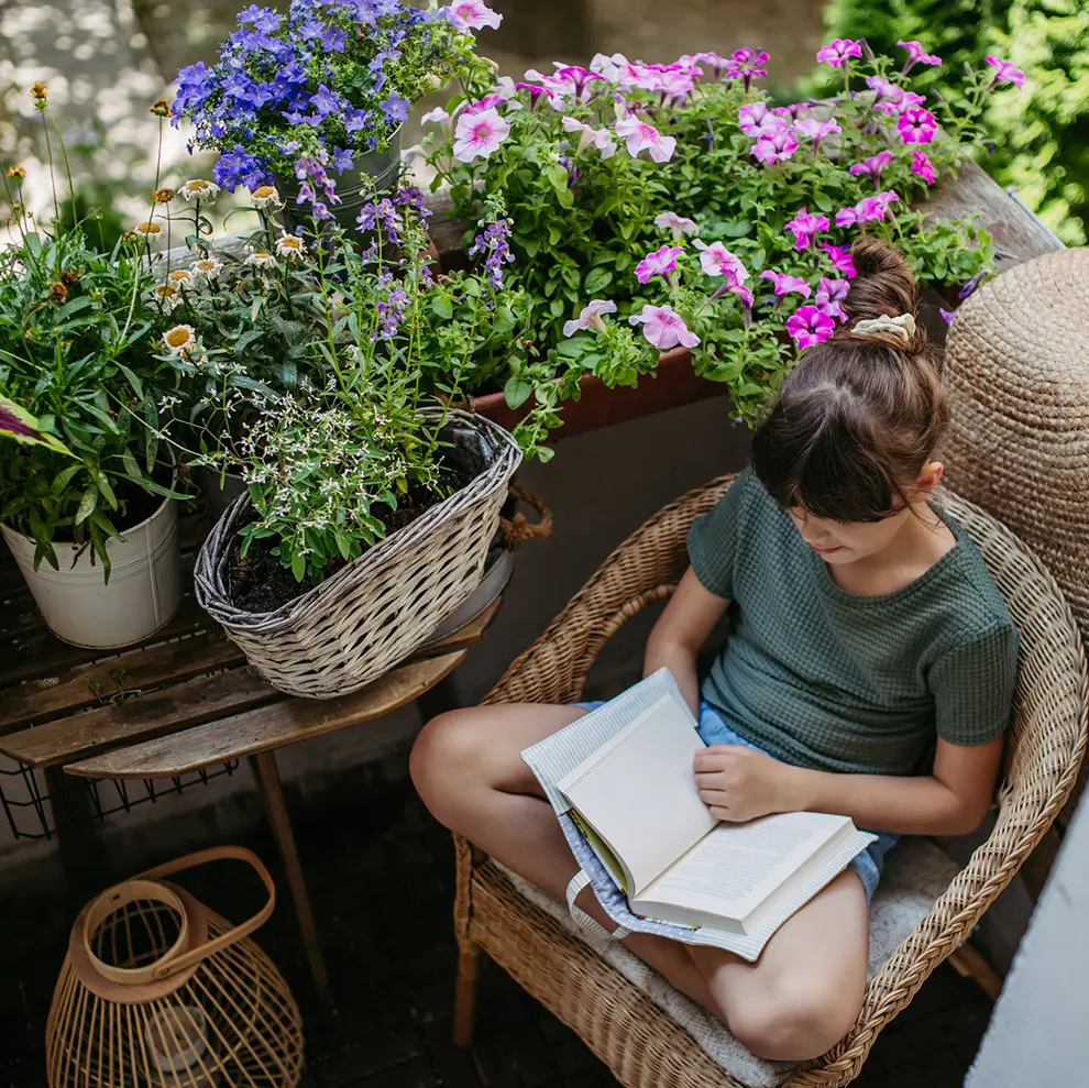 Frodig balkong med blomster og avslappende uterom