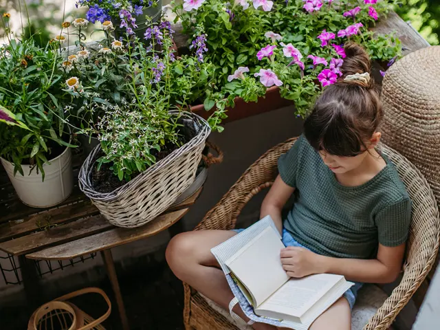 Frodig balkong med blomster og avslappende uterom