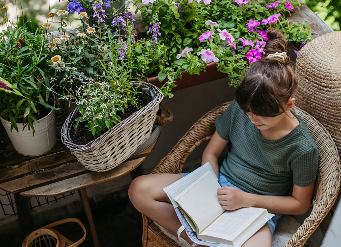 Frodig balkong med blomster og avslappende uterom