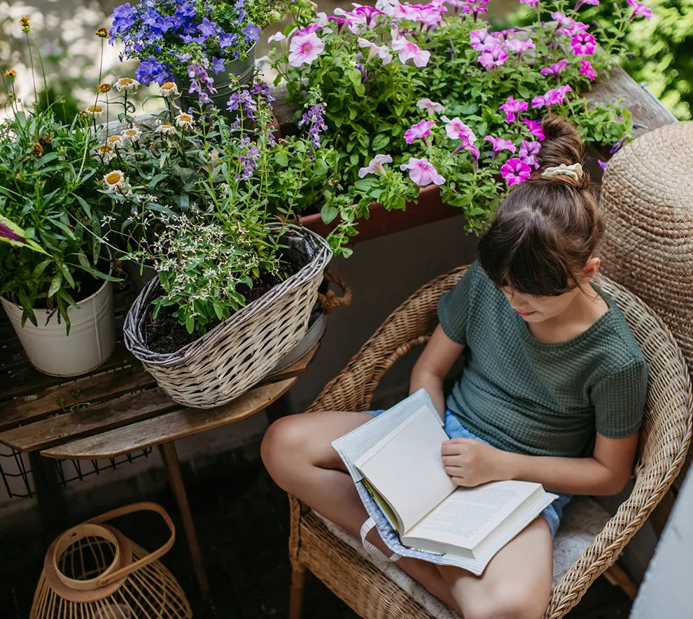 Frodig balkong med blomster og avslappende uterom