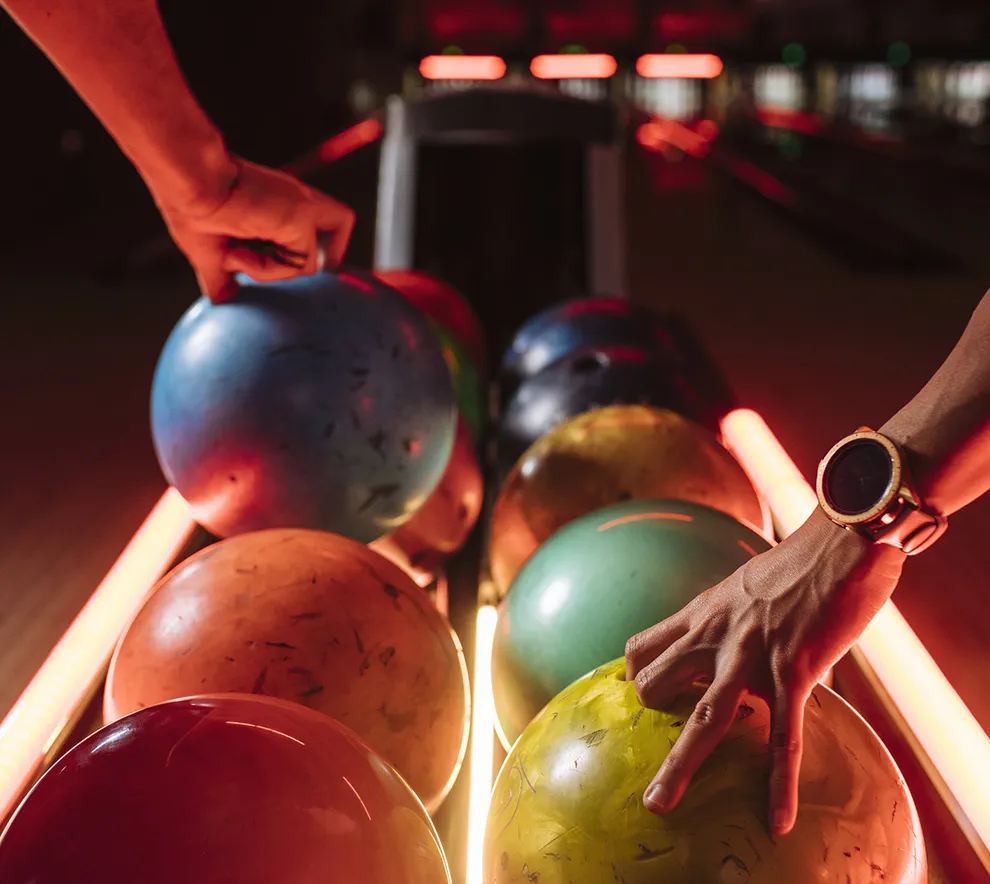 Bowlingutstyr i bowlinghall med stemningslys