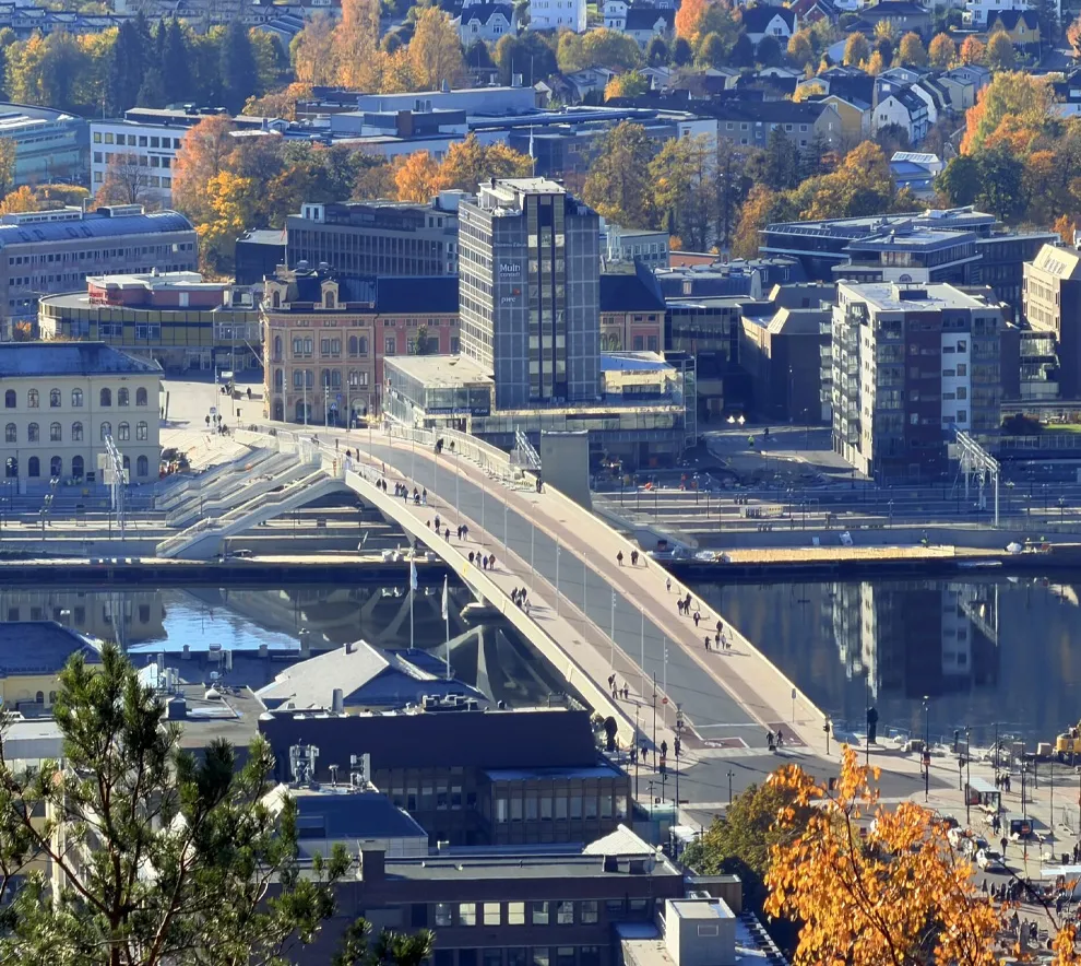 "Oversiktsbilde av den nye bybrua i Drammen med bysentrum i høstfarger.