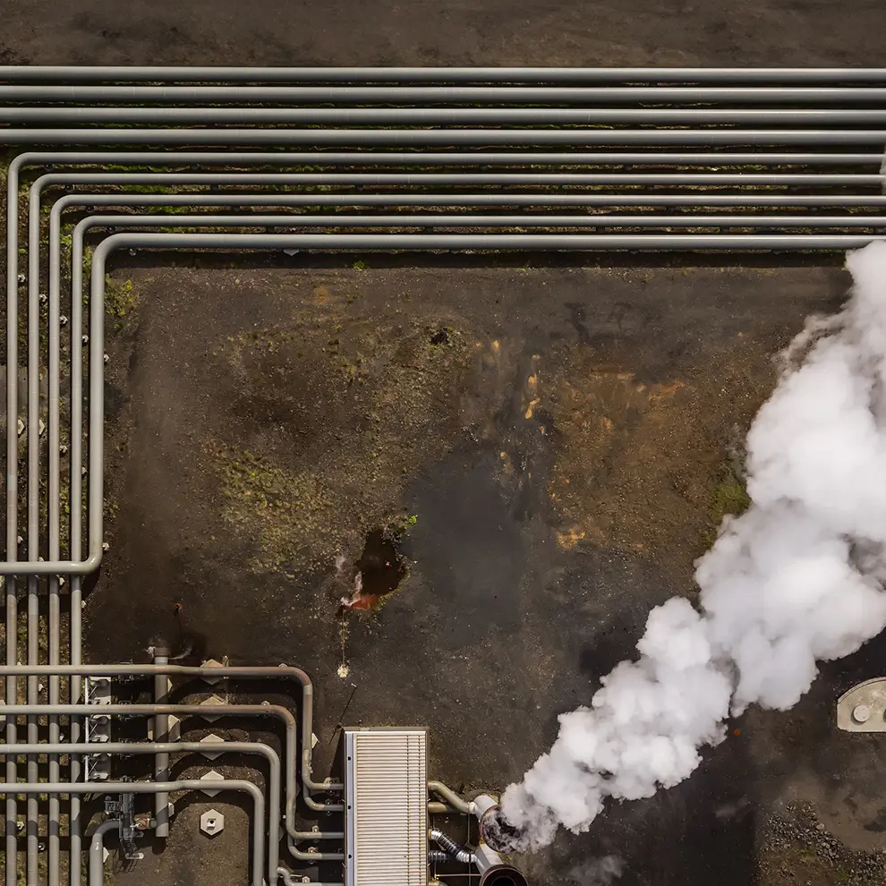 Geotermisk energianlegg med rørsystemer og damp fra produksjon av fornybar varme.