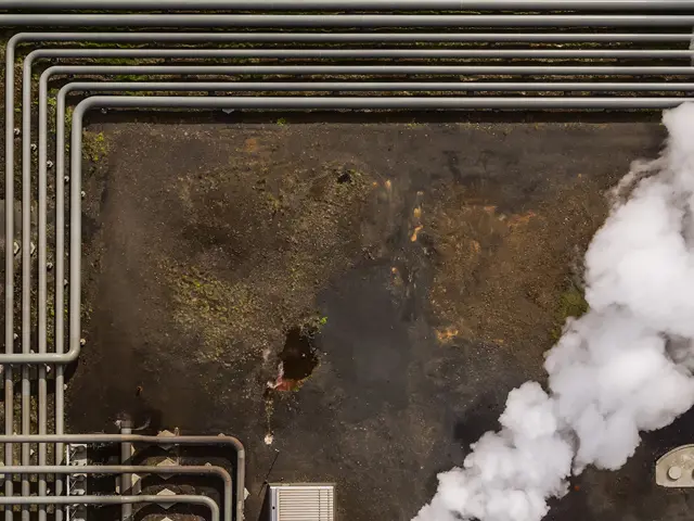 Geotermisk energianlegg med rørsystemer og damp fra produksjon av fornybar varme.