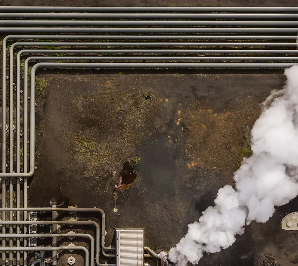 Geotermisk energianlegg med rørsystemer og damp fra produksjon av fornybar varme.