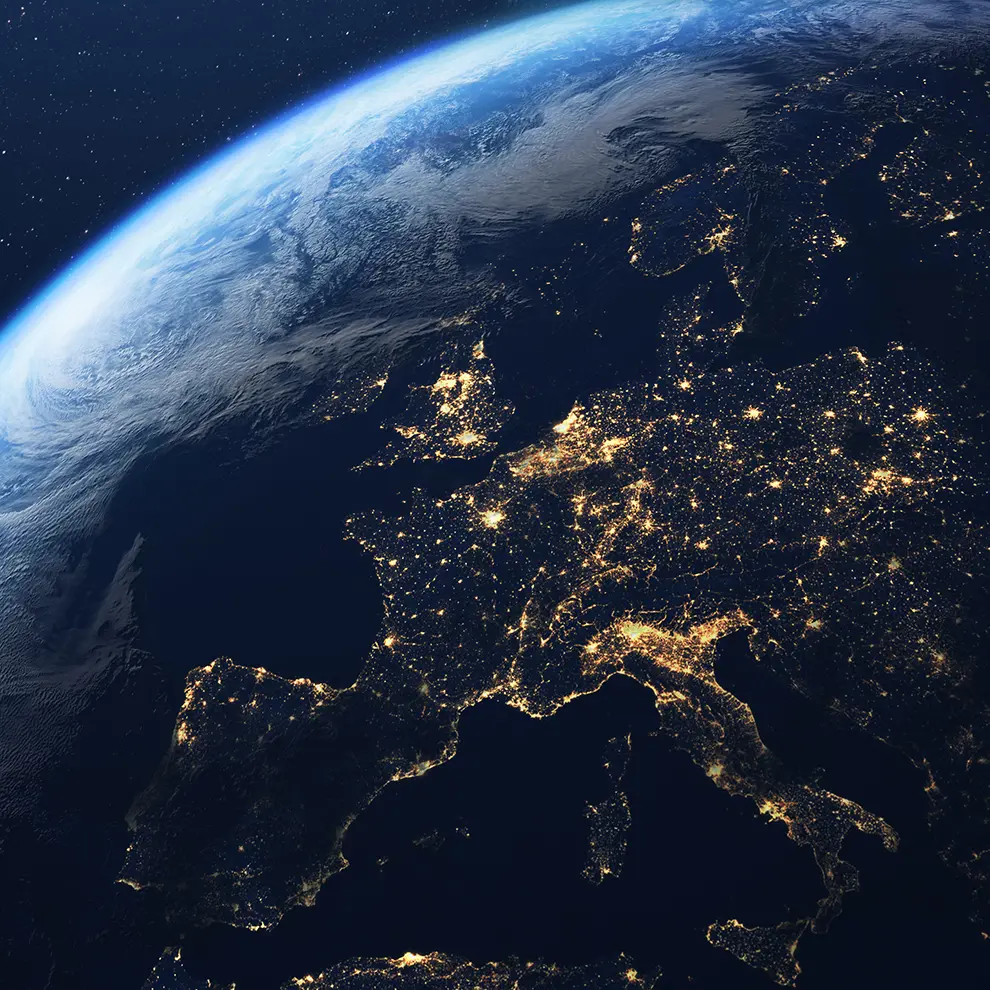 Jorden sett fra verdensrommet med Europas bylys synlige om natten.