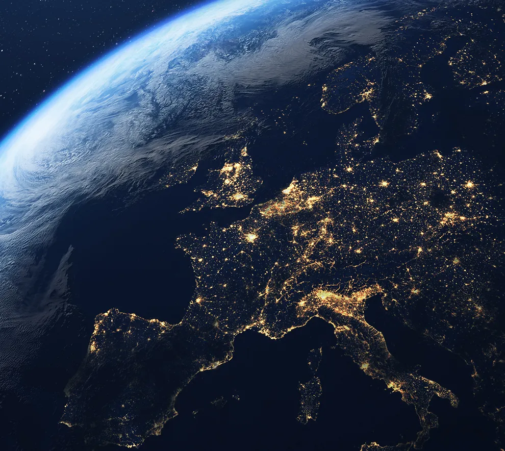 Jorden sett fra verdensrommet med Europas bylys synlige om natten.
