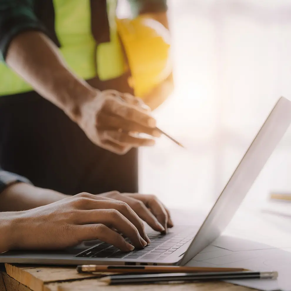 Arbeid på laptop i bygg- og anleggsmiljø