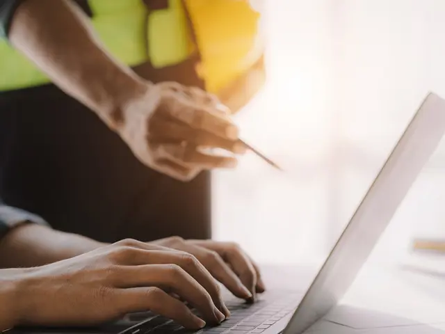 Arbeid på laptop i bygg- og anleggsmiljø