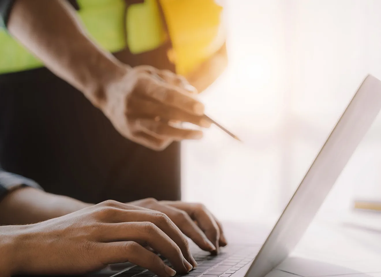 Arbeid på laptop i bygg- og anleggsmiljø
