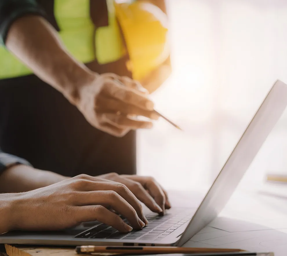 Arbeid på laptop i bygg- og anleggsmiljø