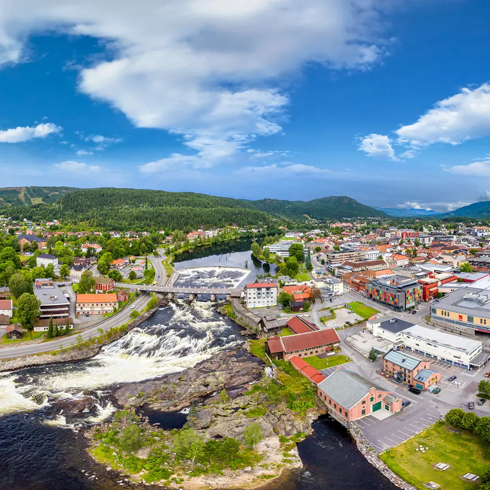 Oversiktsbilde av Kongsberg med foss, elv og historisk bymiljø.