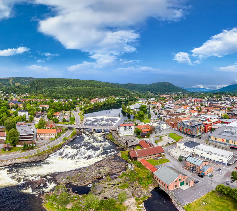 Oversiktsbilde av Kongsberg med foss, elv og historisk bymiljø.