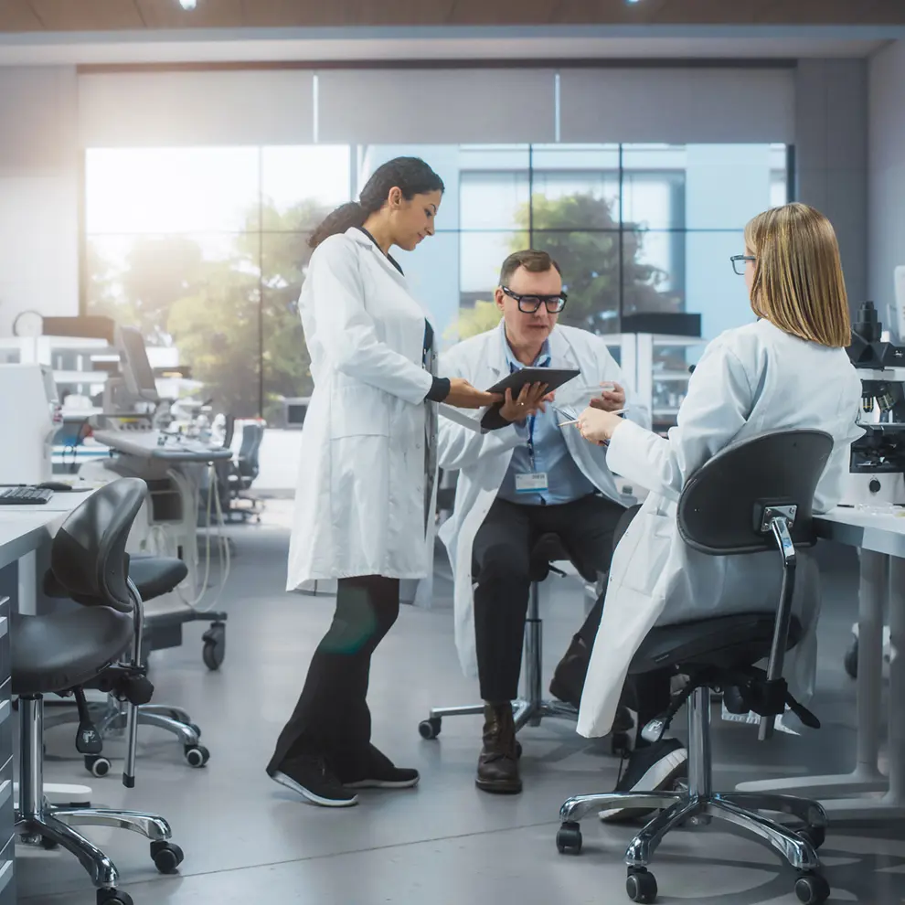 Forskere i laboratorium arbeider med legemiddelutvikling