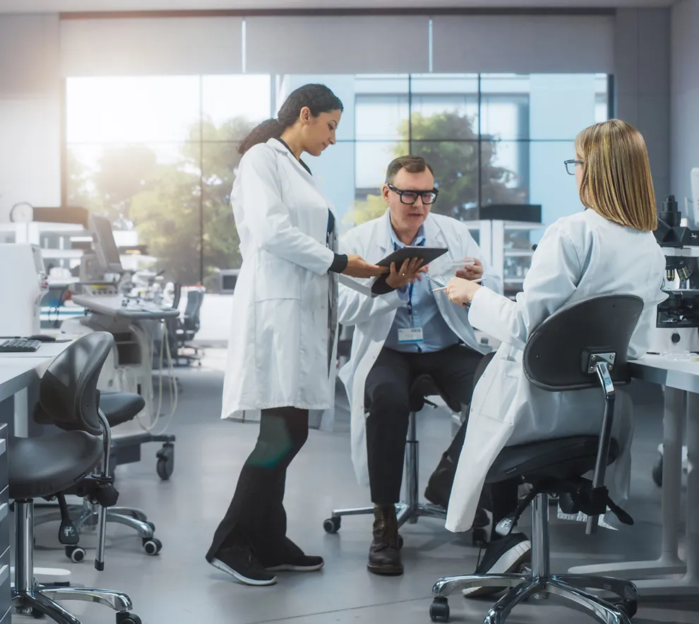 Forskere i laboratorium arbeider med legemiddelutvikling