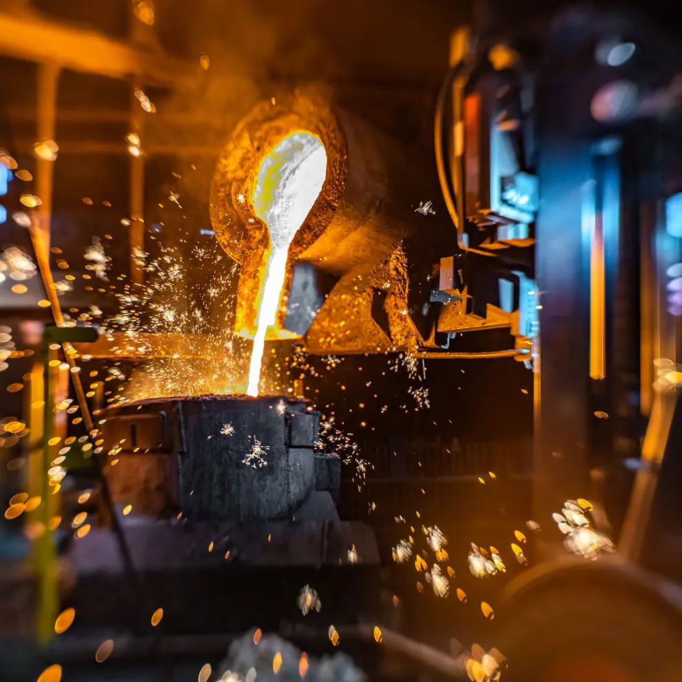 Flytende metall tappes fra smelteovn i metallurgisk industri.