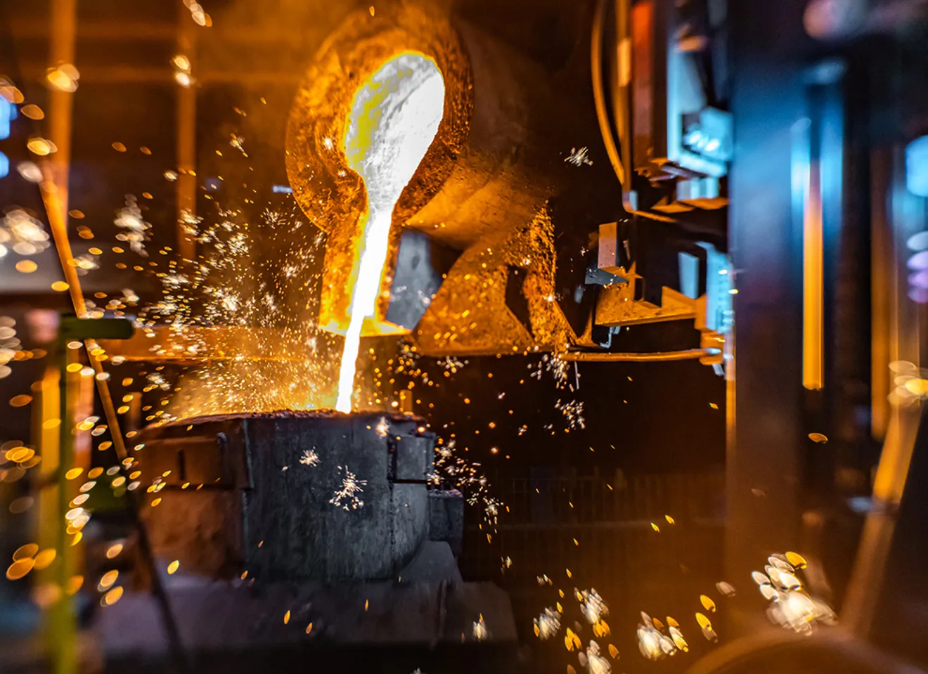 Flytende metall tappes fra smelteovn i metallurgisk industri.