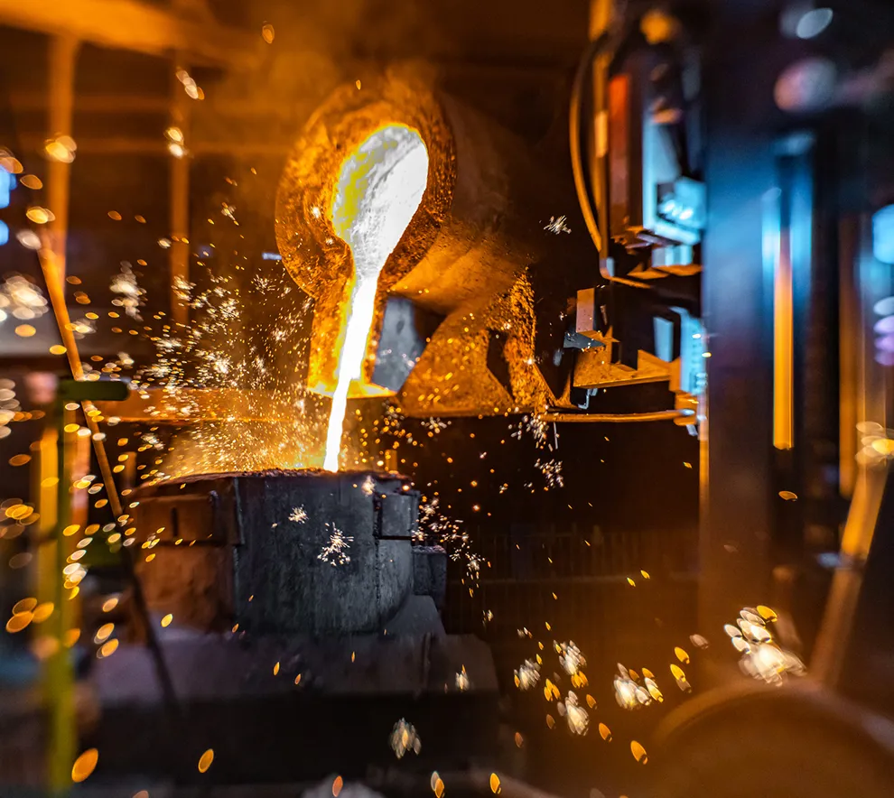 Flytende metall tappes fra smelteovn i metallurgisk industri.