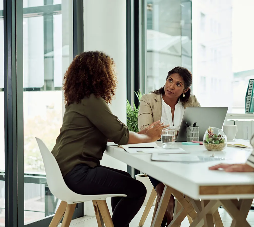 Profesjonell samtale mellom kollegaer i kontormiljø