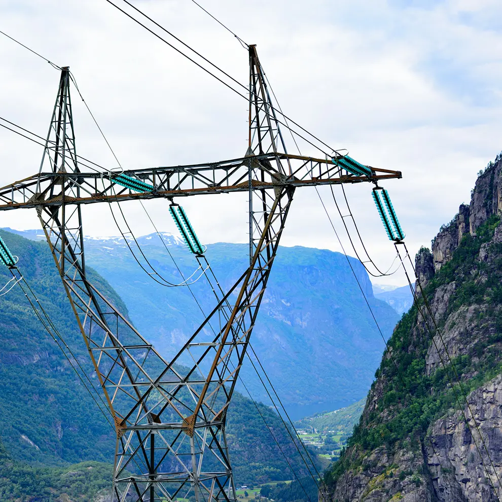 Høyspentmast og kraftlinjer i norsk fjellandskap.