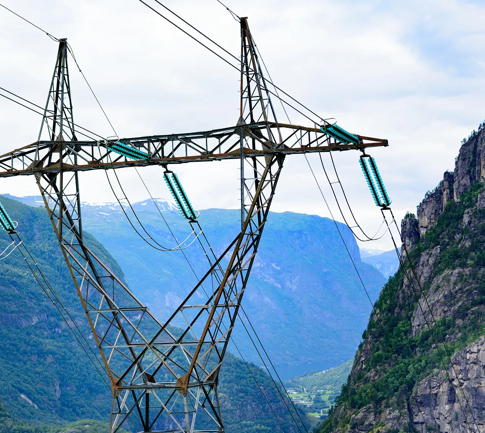 Høyspentmast og kraftlinjer i norsk fjellandskap.