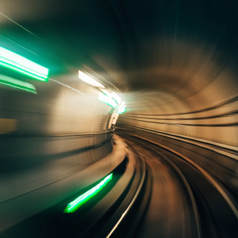 Tog i høy hastighet gjennom tunnel med lysstriper og bevegelseseffekt