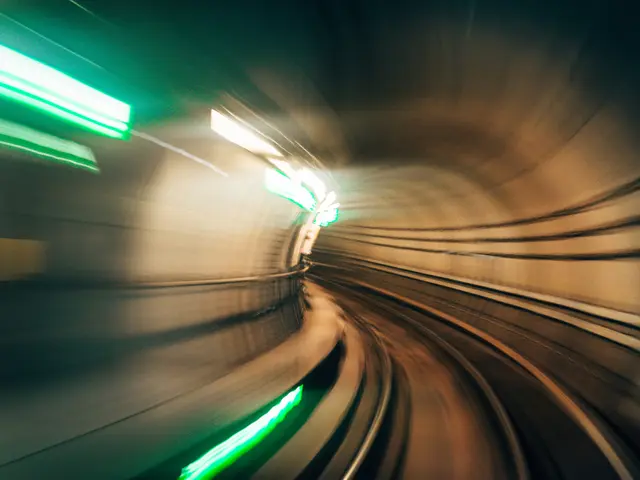 Tog i høy hastighet gjennom tunnel med lysstriper og bevegelseseffekt