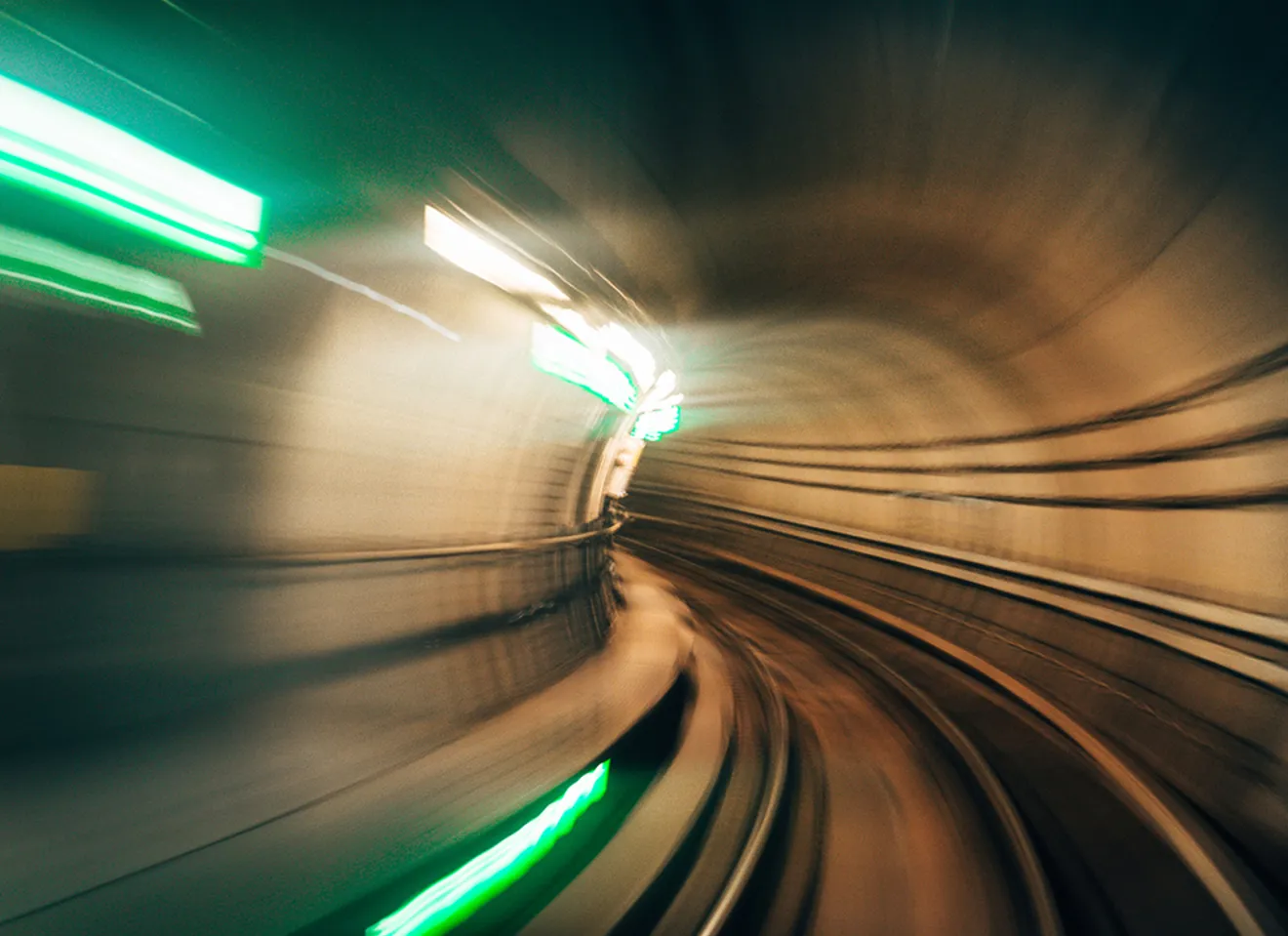 Tog i høy hastighet gjennom tunnel med lysstriper og bevegelseseffekt