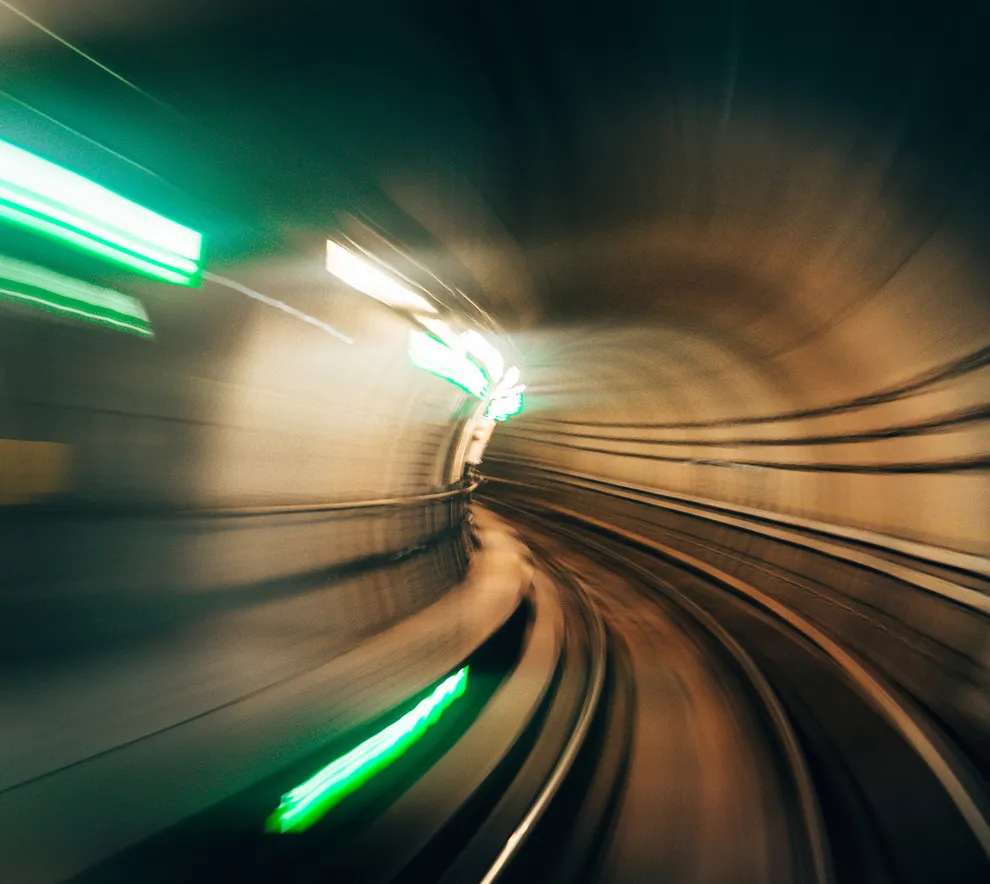 Tog i høy hastighet gjennom tunnel med lysstriper og bevegelseseffekt