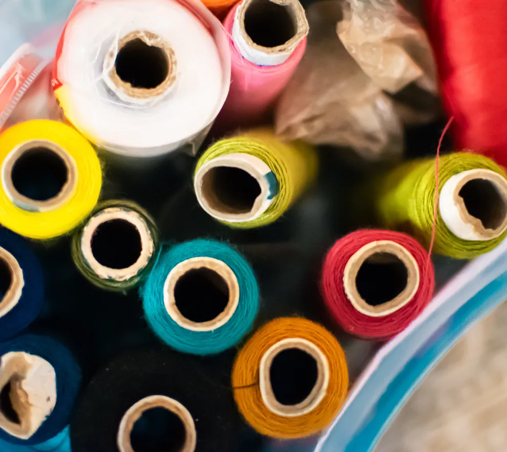 Fargerike trådsneller til reparasjon av klær og tekstiler