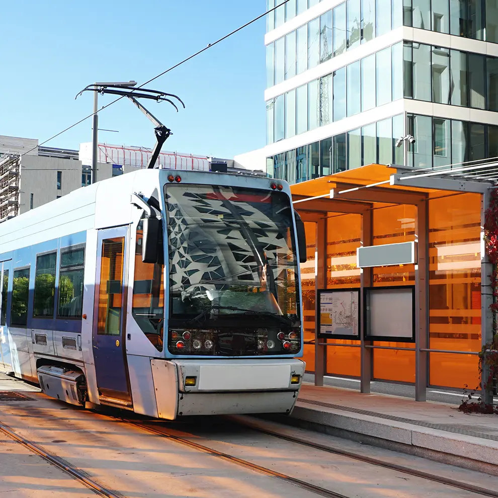 Moderne trikk ved holdeplass i Oslo sentrum.