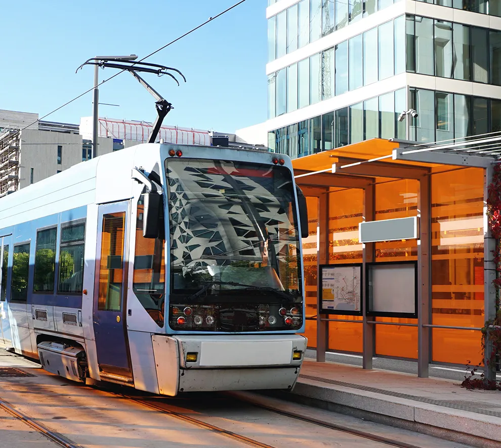 Moderne trikk ved holdeplass i Oslo sentrum.