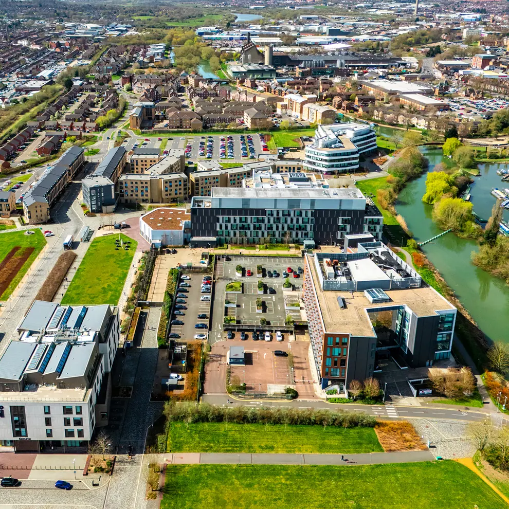 Luftfoto av University of Northampton og universitetsområdet i England.