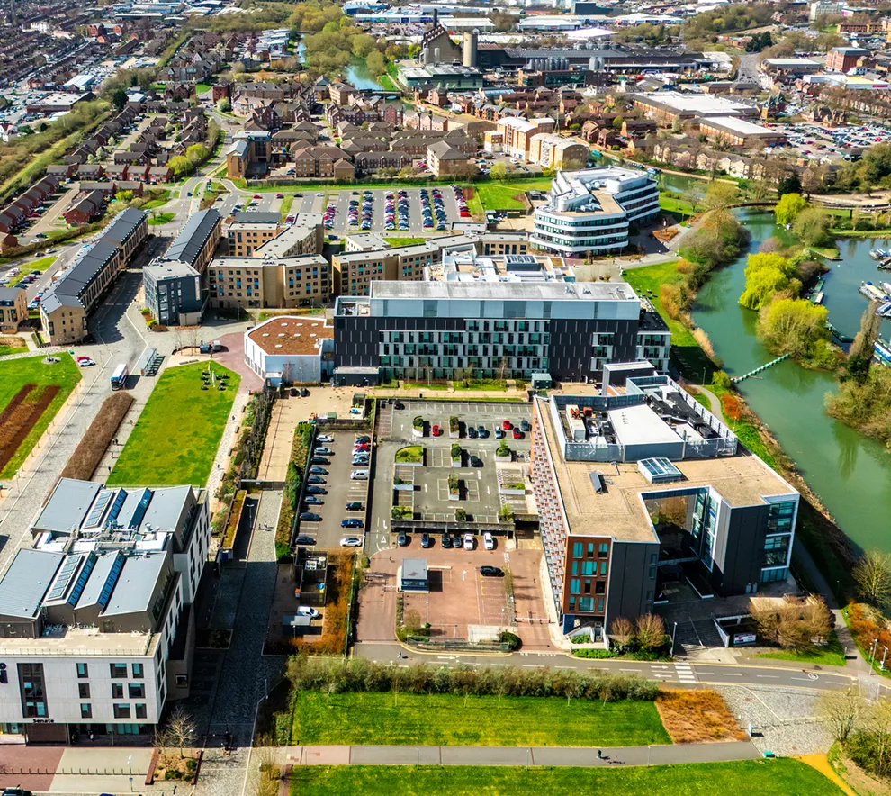 Luftfoto av University of Northampton og universitetsområdet i England.