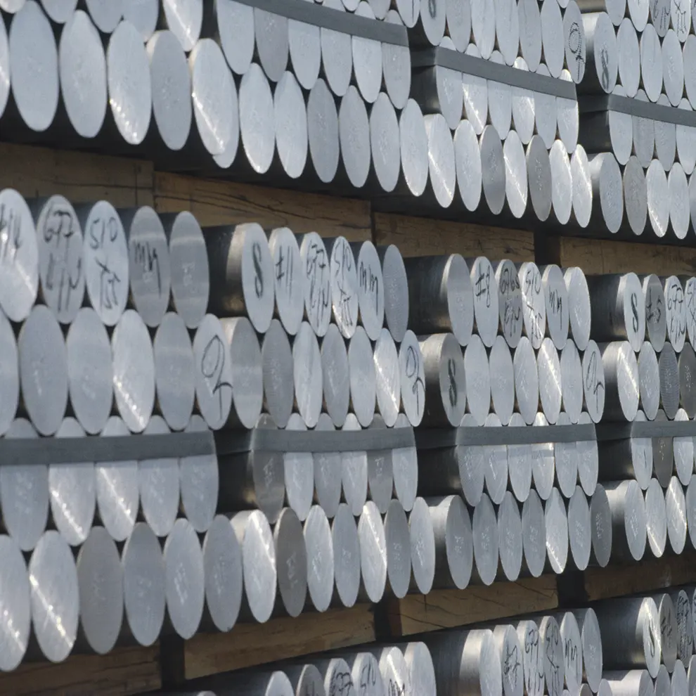 Stablede aluminiumssylindre i industrielt lager ved aluminiumsproduksjon.