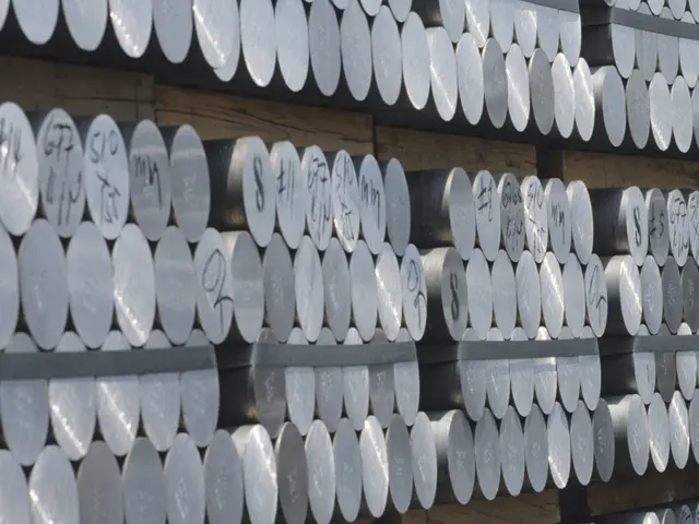 Stablede aluminiumssylindre i industrielt lager ved aluminiumsproduksjon.