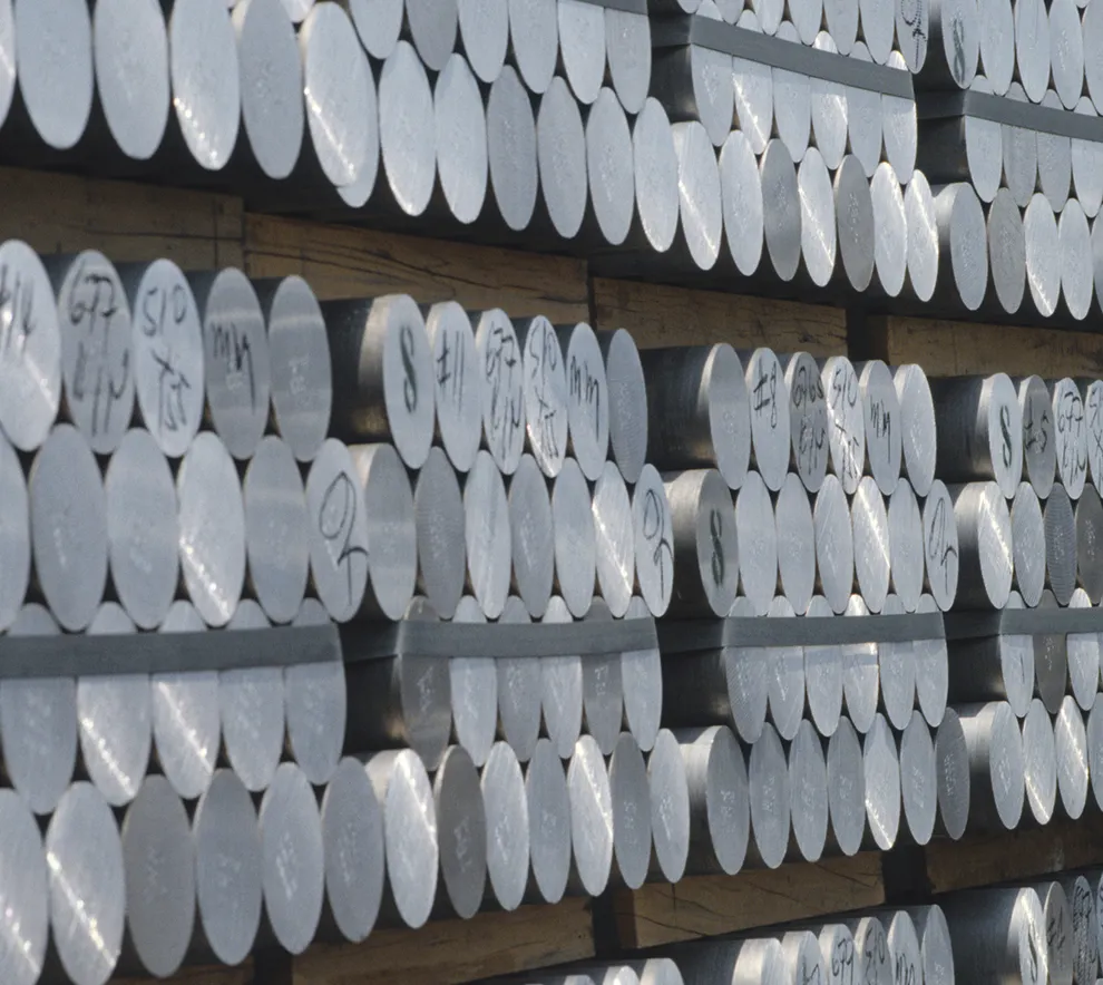 Stablede aluminiumssylindre i industrielt lager ved aluminiumsproduksjon.