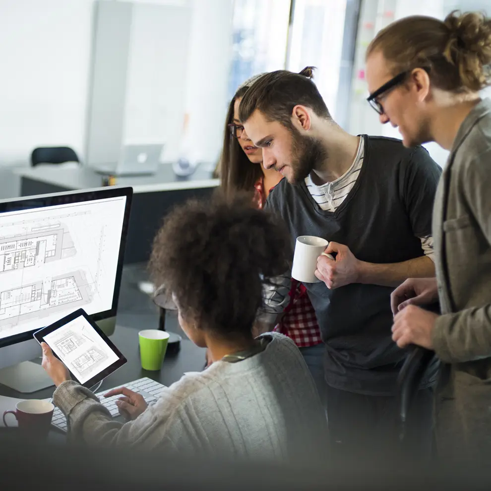 Tverrfaglig prosjekteringsteam som samarbeider rundt byggetegninger og digitale modeller.