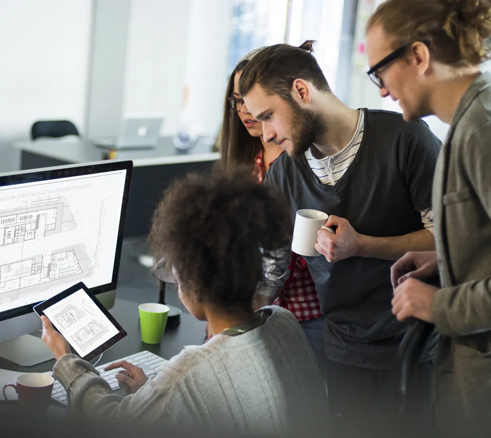 Tverrfaglig prosjekteringsteam som samarbeider rundt byggetegninger og digitale modeller.