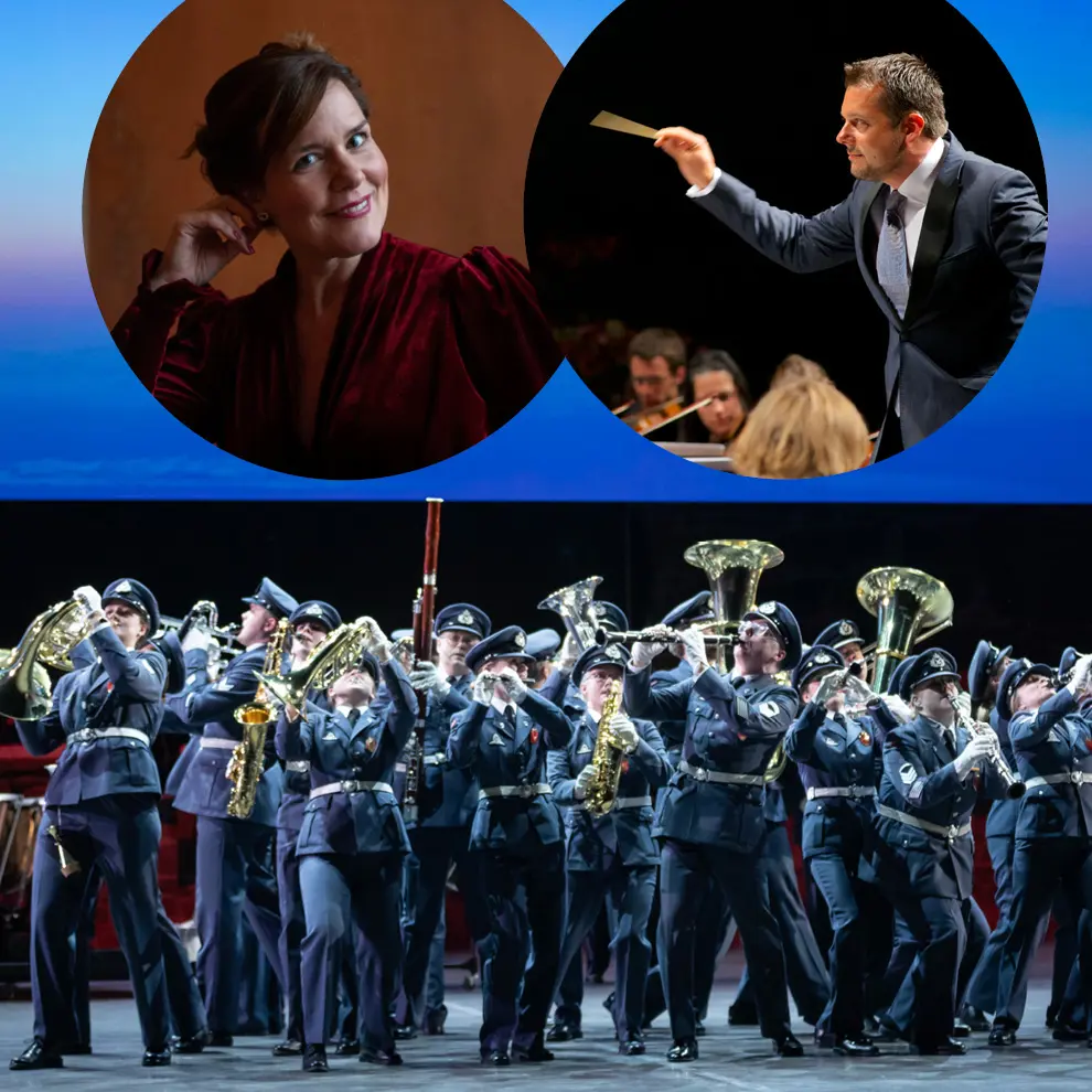 Luftforsvarets musikkorps med dirigent og sopran under konsert i kirkerom