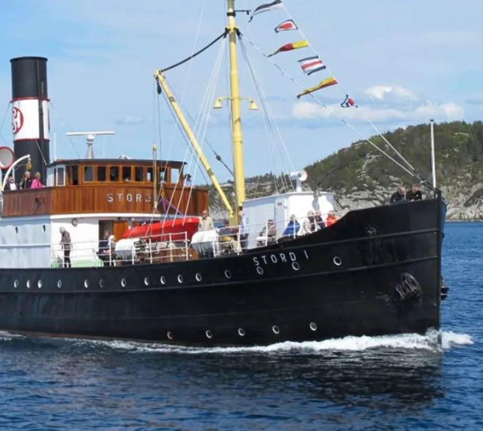 Dampskipet Stord I under seilas under blå himmel.