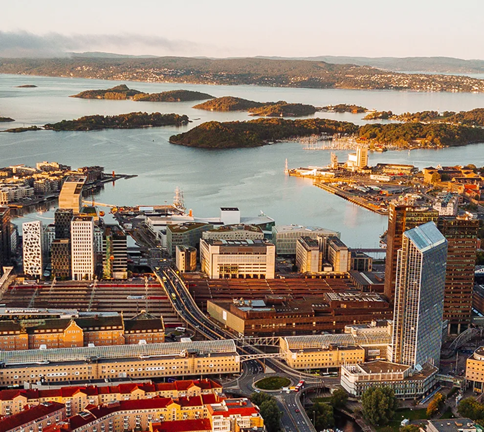Flyfoto over Oslo by, med sentrum og indre fjord i fokus.